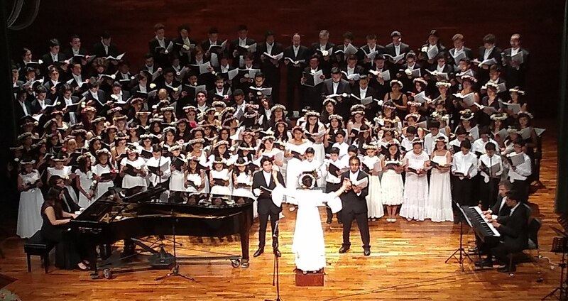 Coro cantando en un escenario