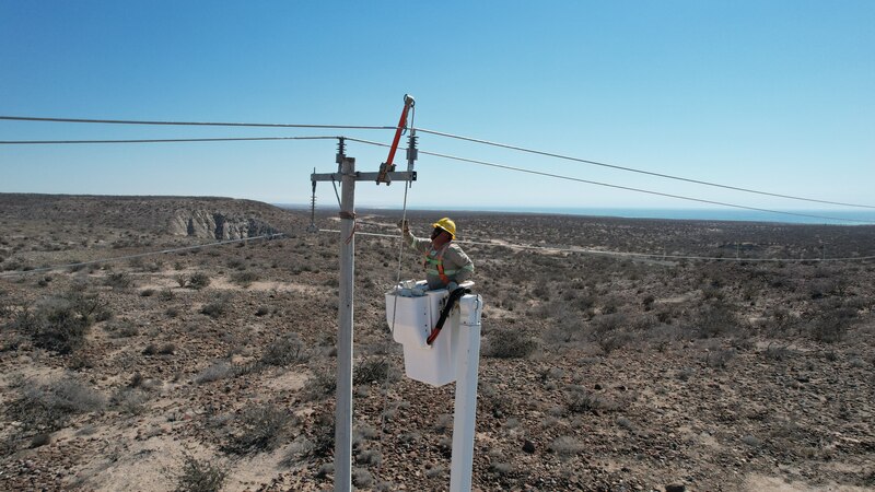 Trabajador de CFE en la instalación del sistema electrico para la comunidad de San Juanico, Baja California Sur