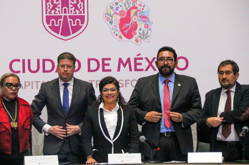 Clara Brugada Molina, acompañada de su gabinete de seguridad, presentaron la iniciativa de ley en contra de la extorsión, cobro de piso y préstamos Gota a Gota