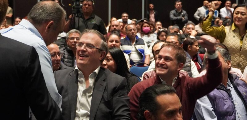 Políticos sonrientes en un evento