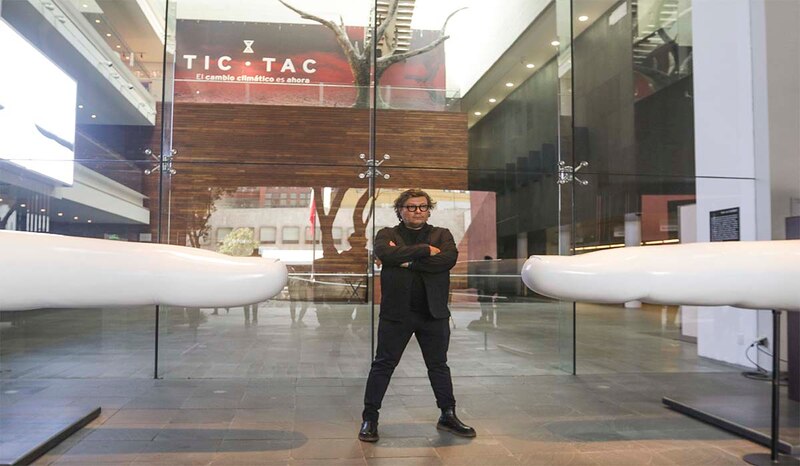 El artista contemporáneo mexicano, Abraham Cruzvillegas, posa junto a su obra "El dedo".