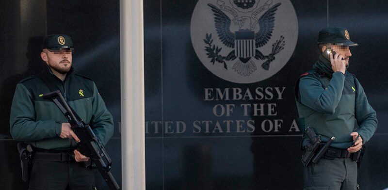 Dos policías custodian la Embajada de Estados Unidos en España