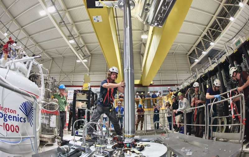 Científicos trabajando en un experimento en el Gran Colisionador de Hadrones (LHC)