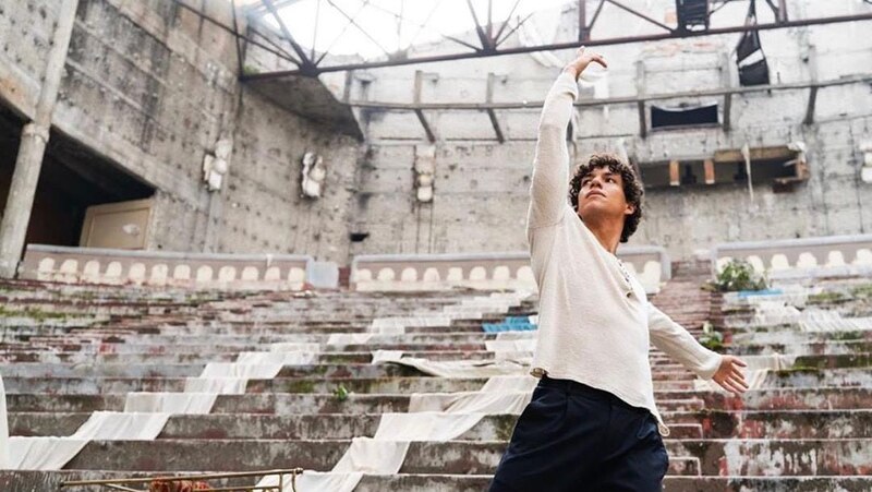 Bailarín en un teatro abandonado
