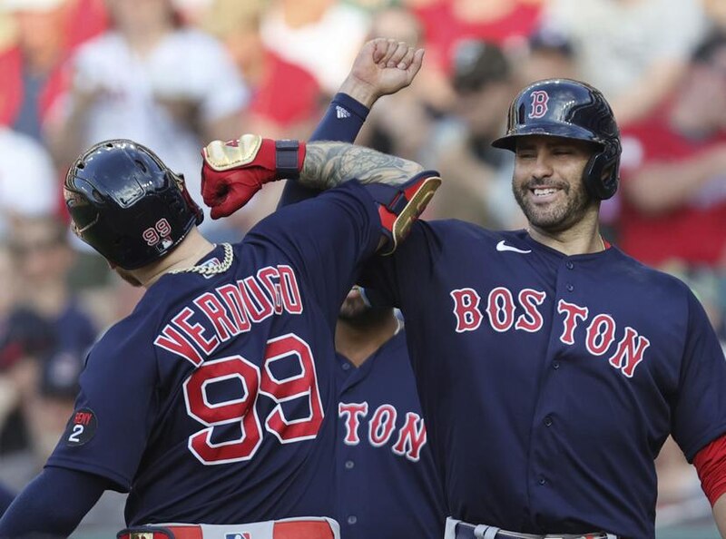 Xander Bogaerts y Rafael Devers celebran la victoria de los Red Sox