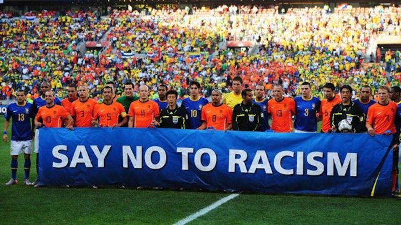 La selección holandesa de fútbol muestra su apoyo a la campaña "Di no al racismo"