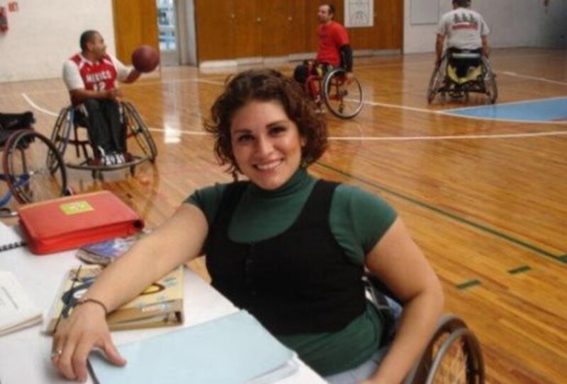 Jugadora de baloncesto en silla de ruedas
