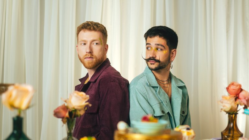 Dos hombres mirándose con amor