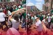 Modo mamá activado: Mexicana golpea con chancla gigante a aficionados en pleno Mundial