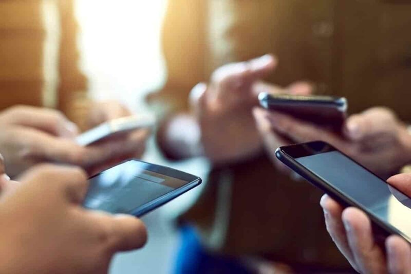 Personas usando teléfonos móviles