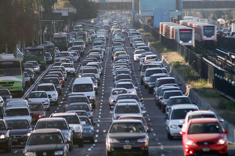 Tráfico vehicular en una autopista