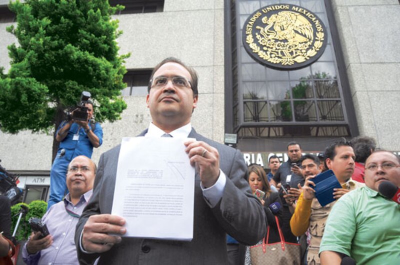 El procurador general de la República, Jesús Murillo Karam, muestra una orden de aprehensión contra el ex gobernador de Coahuila, Humberto Moreira.