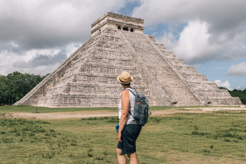 Mujer frente a la pirámide de Chichén Itzá