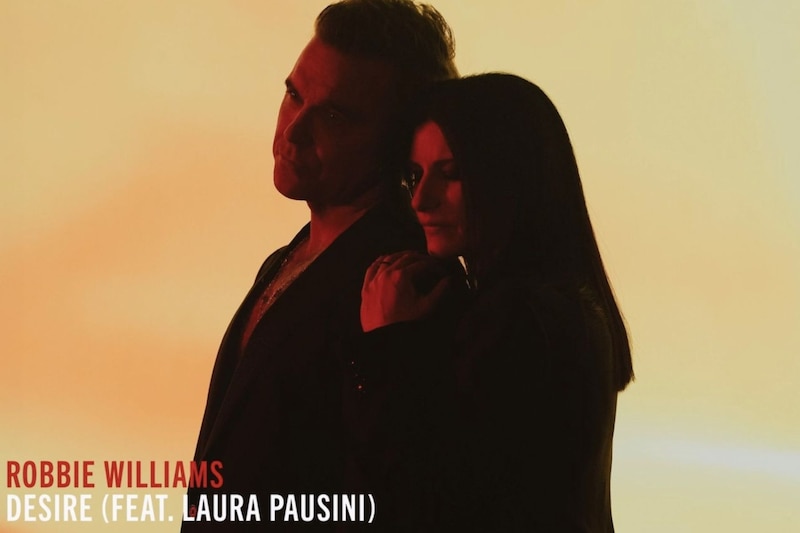 Robbie Williams lanza "Desire" junto a Laura Pausini