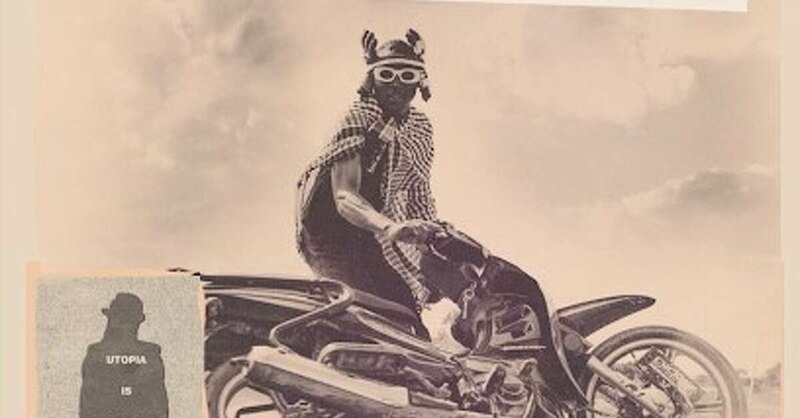 Un hombre en una motocicleta con un casco con orejas de conejo.