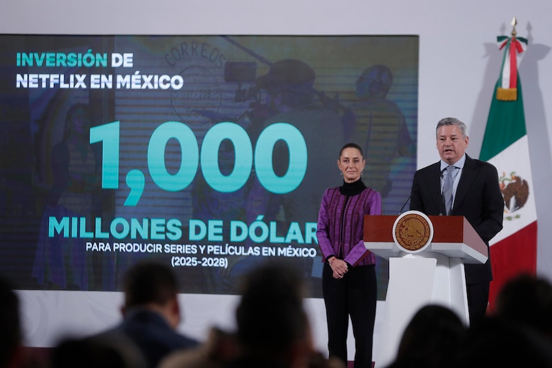 l director ejecutivo de Netflix, Ted Sarandos, habla durante la conferencia matutina de la presidenta mexicana, Claudia Sheinbaum, este jueves, en el Palacio Nacional de la Ciudad de México (México). Netflix invertirá 1.000 millones de dólares para producir 20 películas y series anuales en México durante los próximos cuatro años, anunció Sarandos.