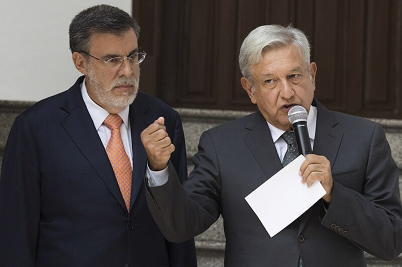 El presidente Enrique Peña Nieto y el secretario de Hacienda, Luis Videgaray, durante una conferencia de prensa.