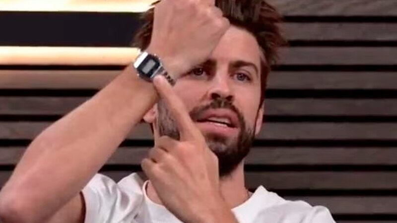 Gerard Piqué mirando su reloj durante una entrevista