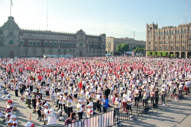 Multitud de personas en la plancha del Zócalo de la Ciudad de México