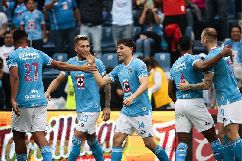 Jugadores de Cruz Azul celebran un gol