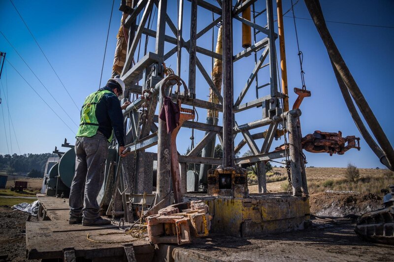 Un trabajador de la industria petrolera inspecciona una plataforma de perforación en busca de posibles problemas.