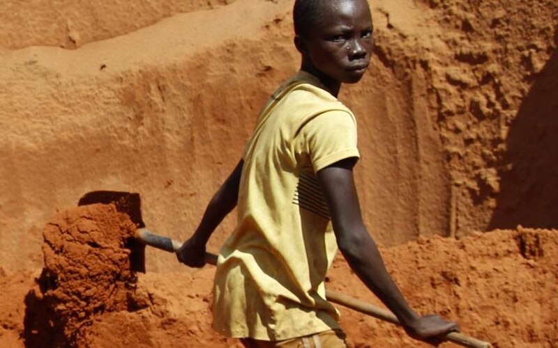 Niño trabajando en una mina de arena
