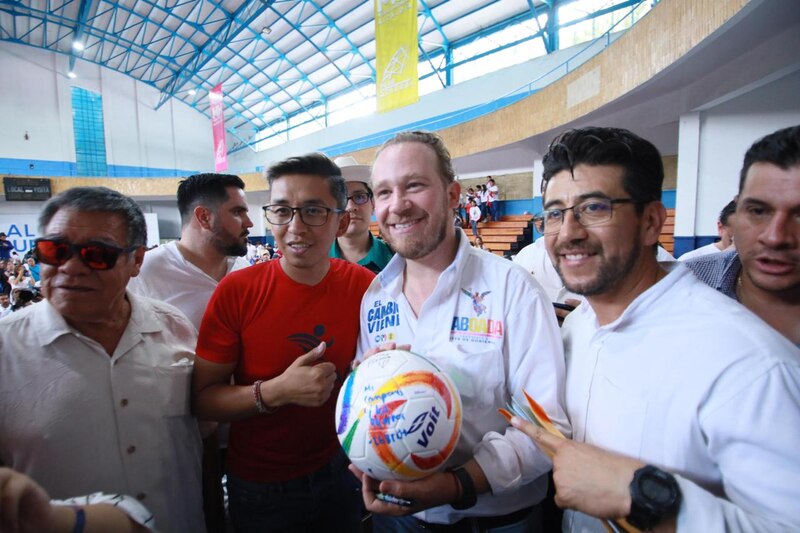 El candidato presidencial Gustavo Petro recibe el apoyo de los colombianos en su campaña electoral.