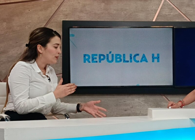 La periodista María Celeste Arrarás entrevista a una invitada en el programa República H.