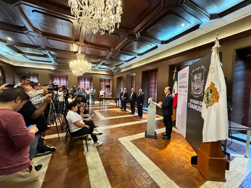 El gobernador de Coahuila, Miguel Ángel Riquelme Solís, encabeza la ceremonia de inauguración del Festival Internacional de Cine de Coahuila 2022.