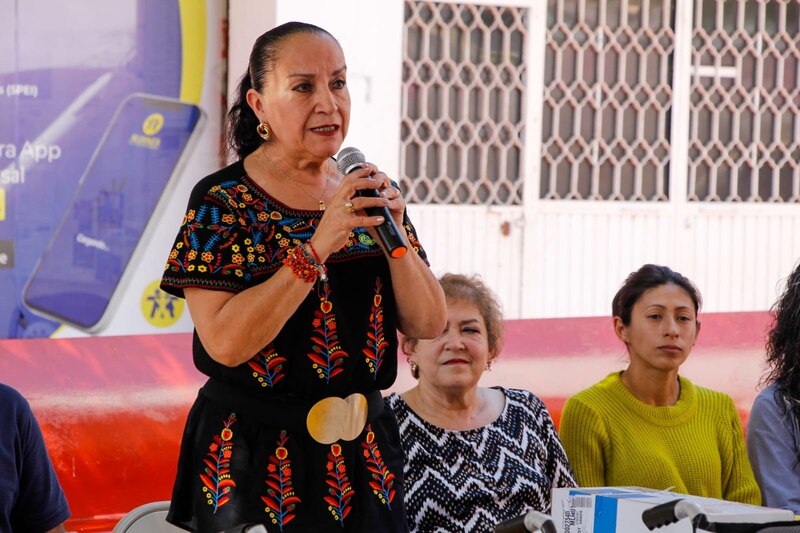 La alcaldesa de Iztapalapa, Clara Brugada, encabeza evento de entrega de tarjetas del programa Bienestar para Personas con Discapacidad.