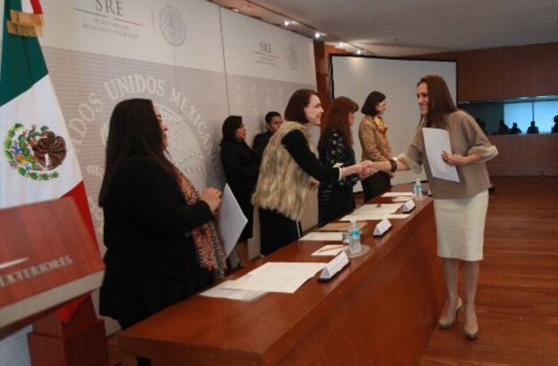 Entrega de reconocimientos a mujeres destacadas