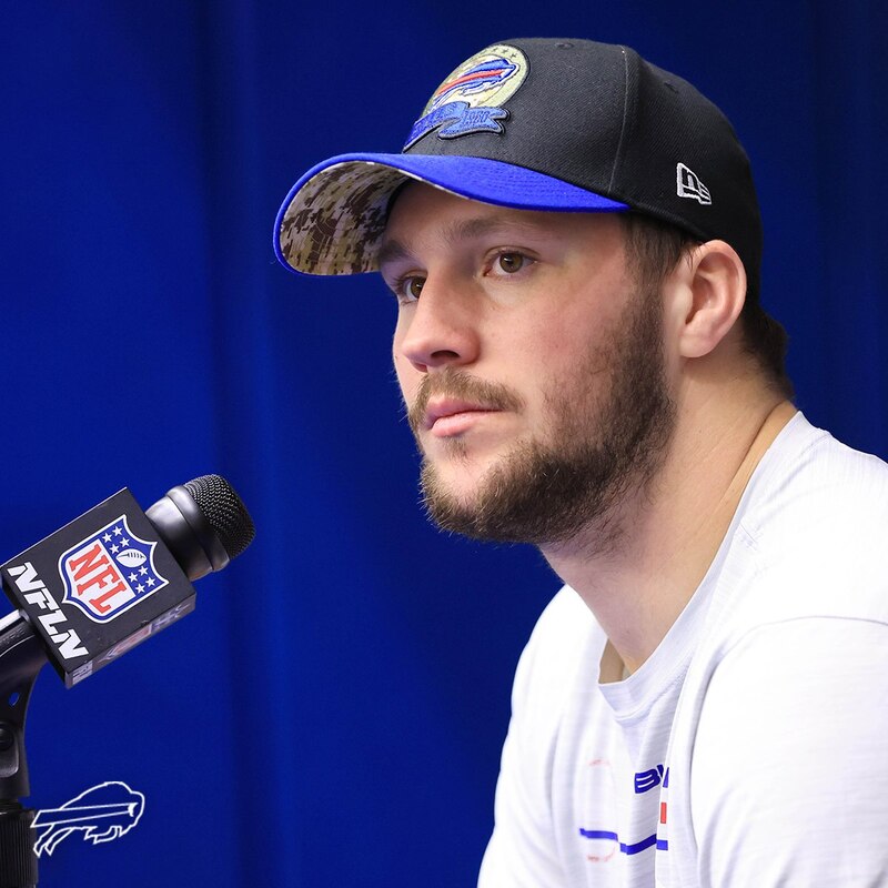 El jugador de fútbol americano Josh Allen en una conferencia de prensa