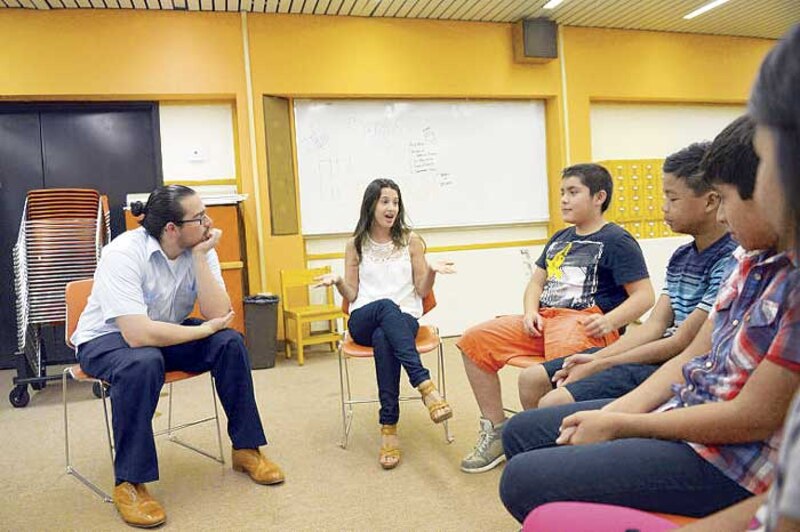 Jóvenes en una sesión de grupo