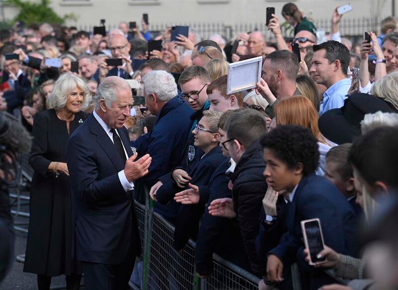 El príncipe Carlos y Camilla saludan a la multitud en Irlanda