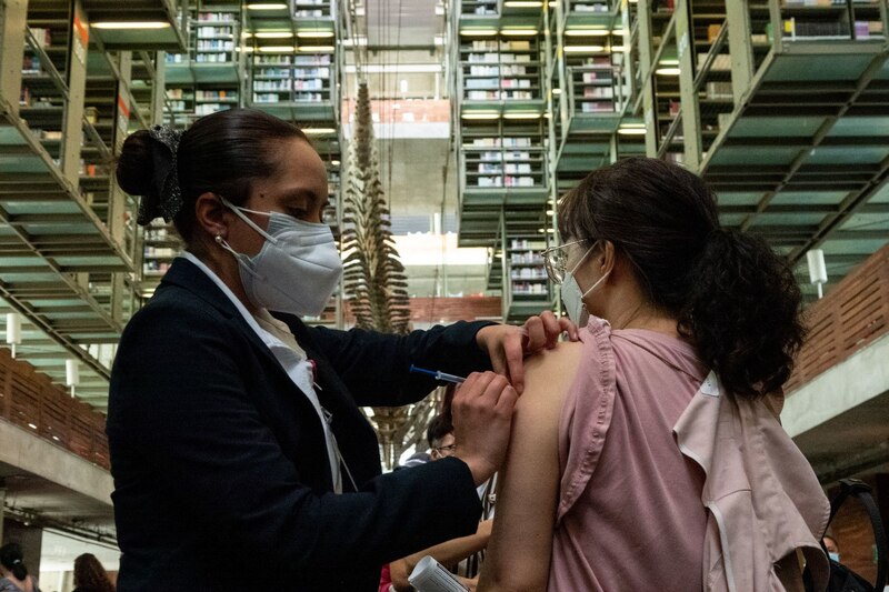 Vacunación contra el COVID-19 en una biblioteca