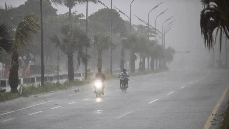 Lluvia torrencial en una carretera