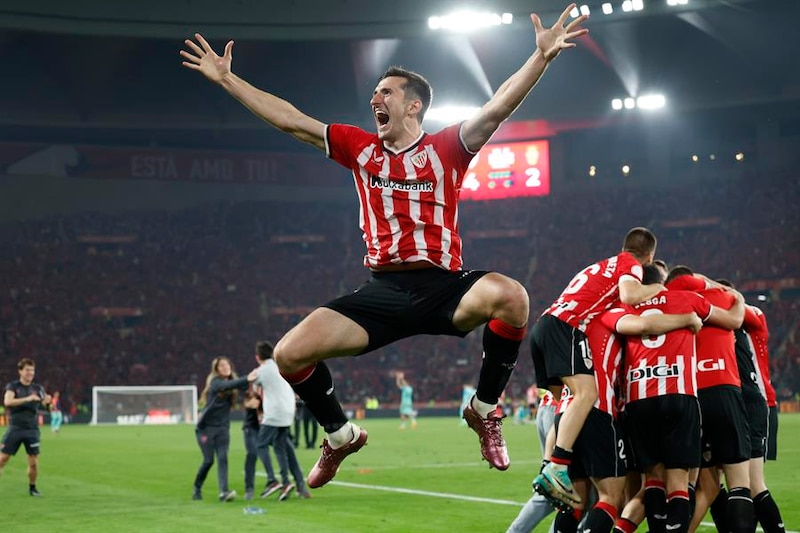 El jugador del Atlético de Madrid, Antoine Griezmann, celebra la victoria de su equipo en la final de la Europa League.