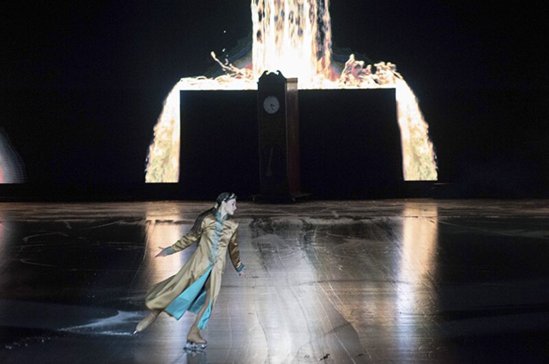 La patinadora sobre hielo Kamila Valieva realiza una rutina durante la gala de patinaje artístico sobre hielo del Campeonato Mundial de Patinaje Artístico sobre Hielo de 2021 en Estocolmo, Suecia.