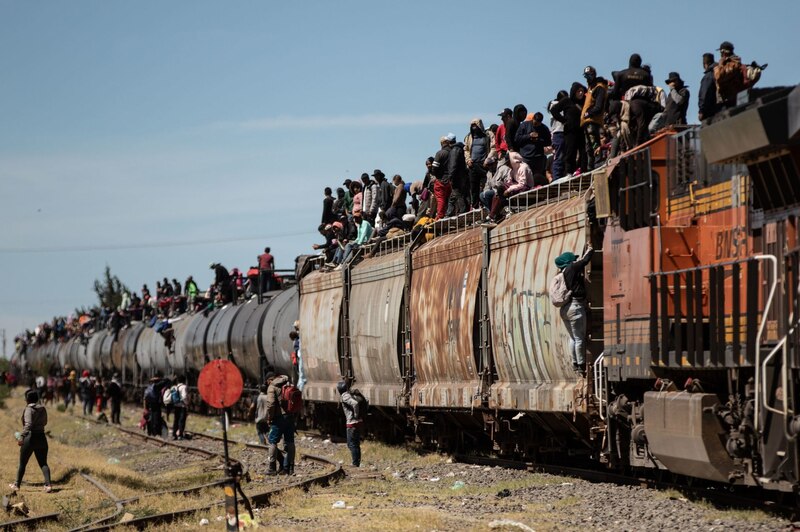 Migrantes arriesgan sus vidas en tren conocido como "La Bestia" en su intento por llegar a Estados Unidos