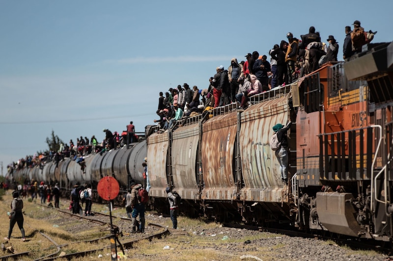 Migrantes arriesgan sus vidas en tren conocido como "La Bestia" en su intento por llegar a Estados Unidos