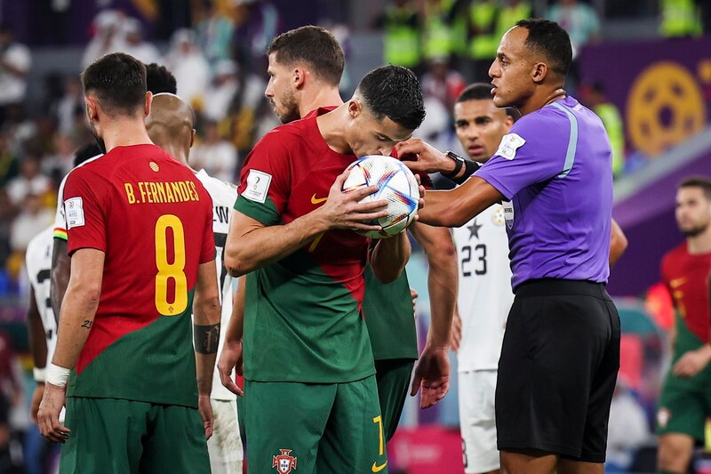 Cristiano Ronaldo se lleva las manos a la cara tras fallar un penalti