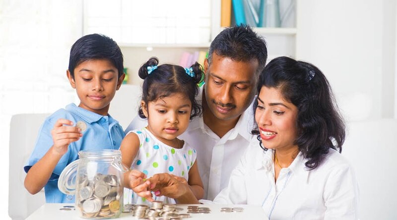 Familia ahorrando dinero
