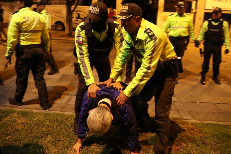 Policía detiene a un hombre en una protesta