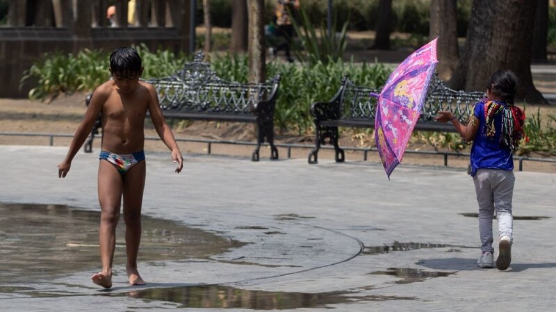 Niños jugando en el agua