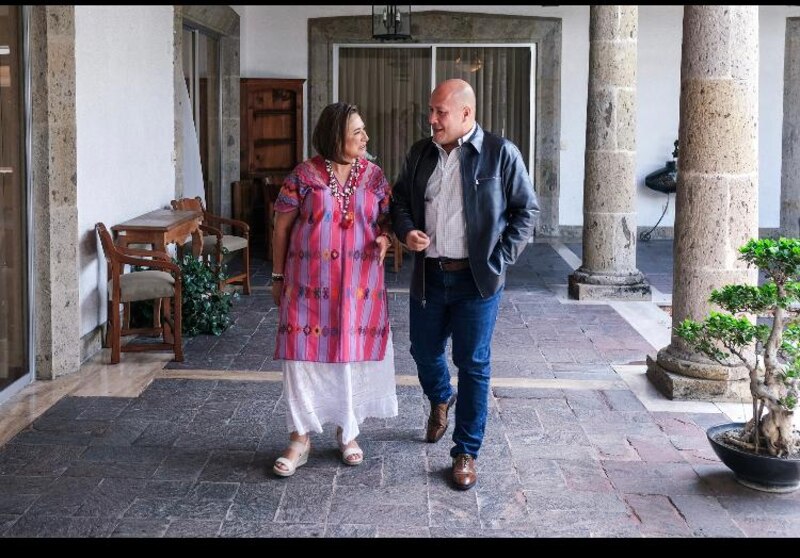 AMLO y Sheinbaum caminan juntos en Palacio Nacional