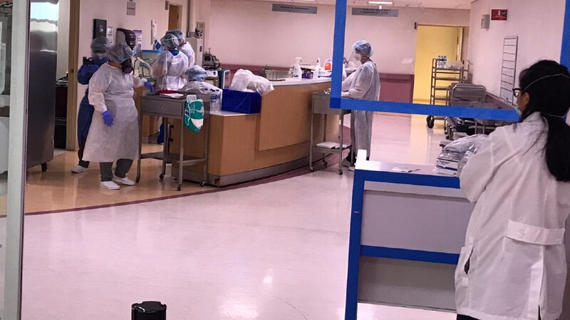Personal médico atiende a pacientes en un hospital