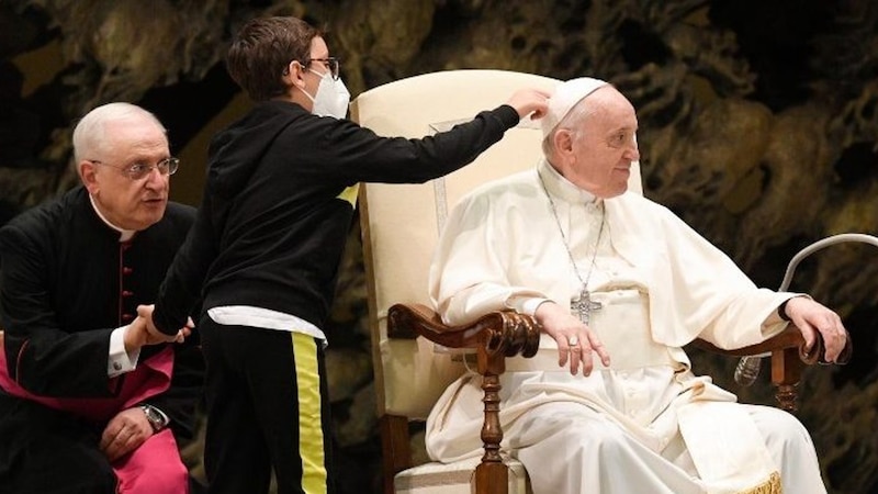 El Papa Francisco bendice a un niño en el Vaticano