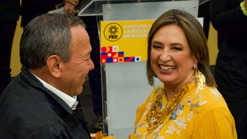 La presidenta del PRD, Alejandra Barrales, y el senador Miguel Barbosa, durante la firma de un convenio de colaboración entre ambos partidos.