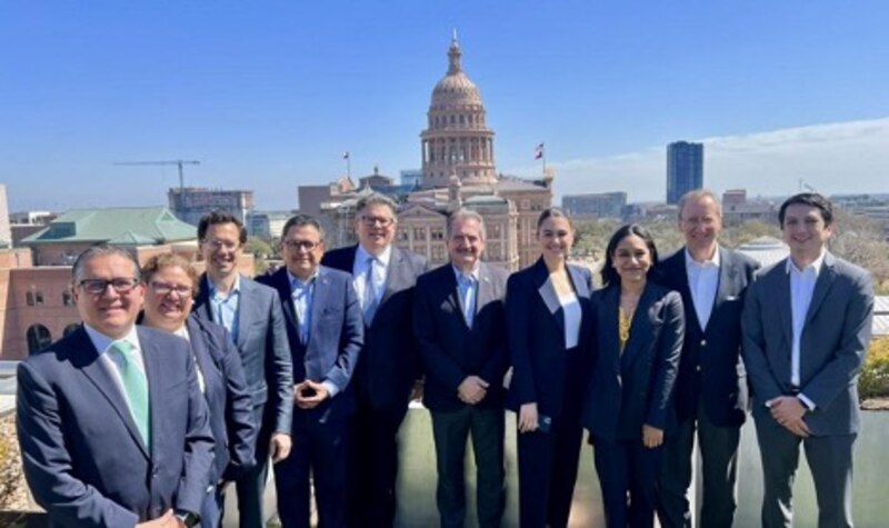 Políticos sonrientes en el Capitolio de Texas