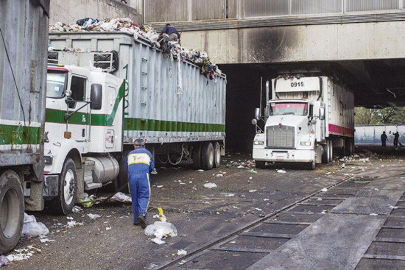 Camiones de basura en un vertedero